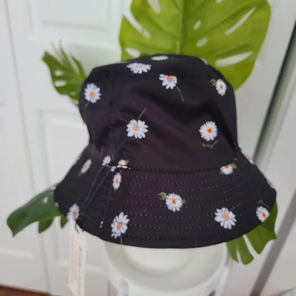 Alice + Olivia | Accessories | Alice Olivia Reversible Daisy  display picture 2